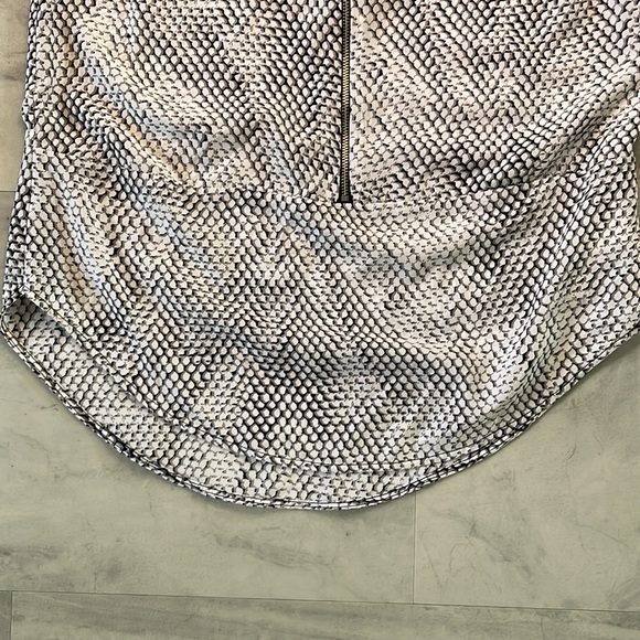 Michael Kors  NWOT   Abstract print blouse scoopneck      Sleeveless      Size S - Picture 5 of 13